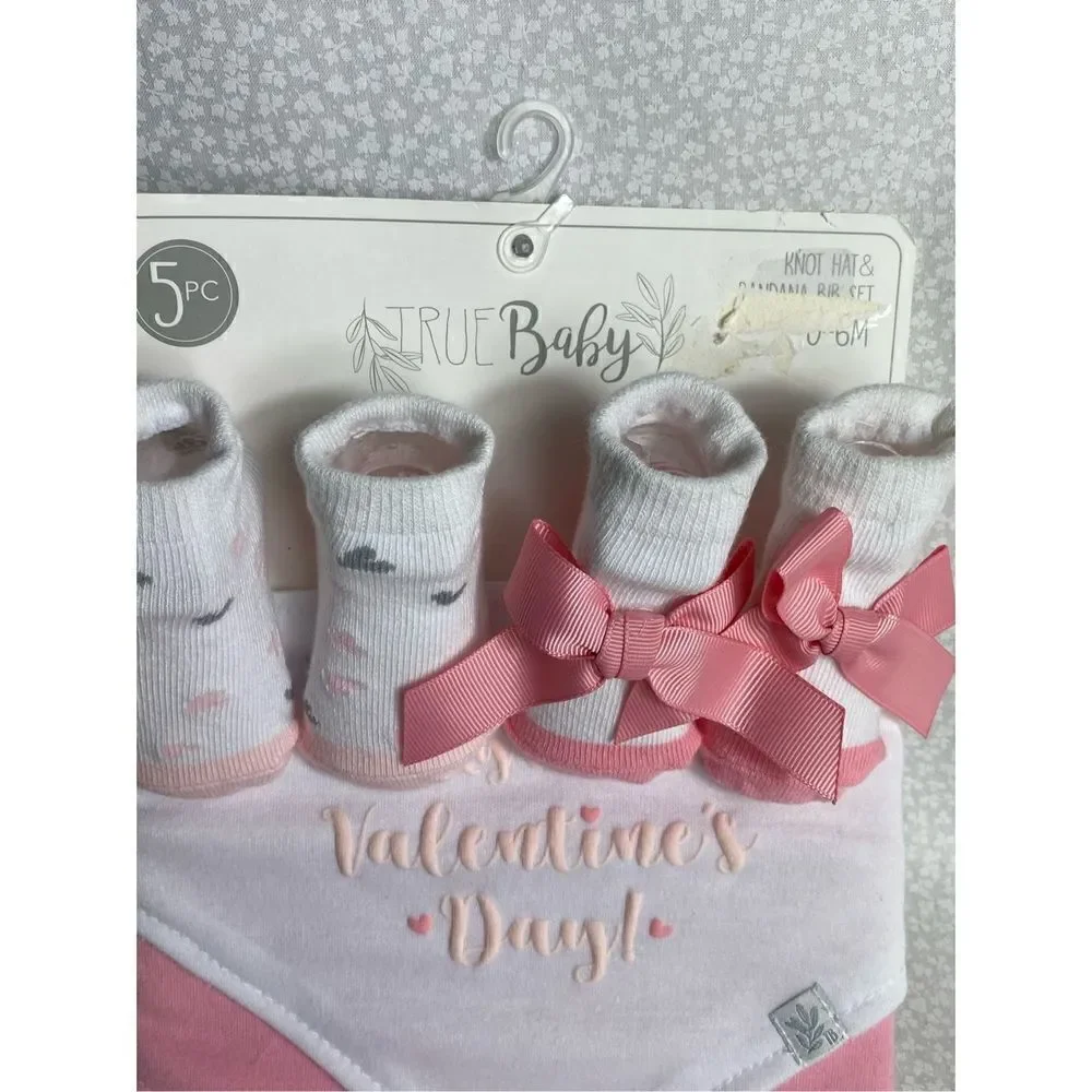 TRUE BABY 0-6 MONTH - 1ST VALENTINES BIB AND SOCK SET
